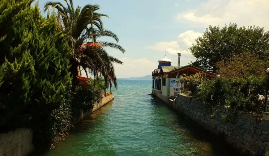 Alaçatı ve Çeşme’yi Unutun! İzmir’de Sessizliğin Adı Bu Köyde Saklı