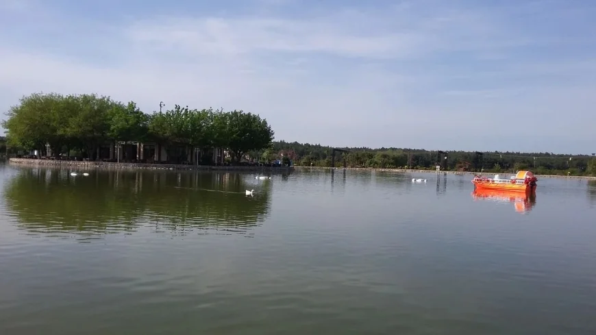 İzmir’de Şehrin İçinde Gizli Cennet! Buca Gölet’te Göl Kenarında Huzur Dolu Bir Gün