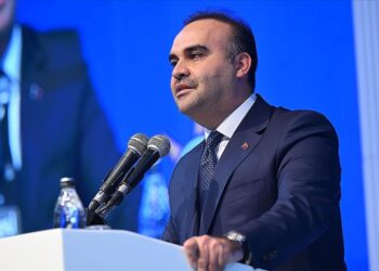 Bakan Kacır’dan yatırımcılara çağrı: Türkiye’de tüm firmalara eşit destek