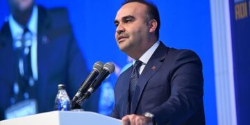 Bakan Kacır’dan yatırımcılara çağrı: Türkiye’de tüm firmalara eşit destek