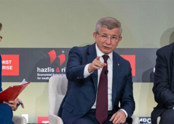 Davutoğlu Atina’dan mesaj verdi: Türkiye’siz küresel güç olunmaz