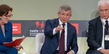 Davutoğlu Atina’dan mesaj verdi: Türkiye’siz küresel güç olunmaz