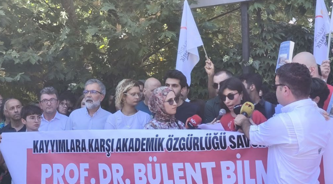 Bilgi Üniversitesi’nde Prof. Dr. Bülent Bilmez’e Destek Protestosu
