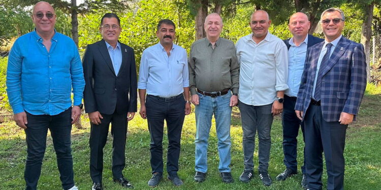 Özdağ’ın rozeti taktığı başkan: CHP’den ayrılmadım