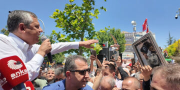 Özgür Özel’in Niğde Ziyaretinde Yoğunluk Nedeniyle Vatandaşlar Zor Anlar Yaşadı