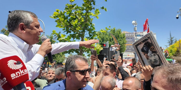 Özgür Özel’in Niğde Ziyaretinde Yoğunluk Nedeniyle Vatandaşlar Zor Anlar Yaşadı