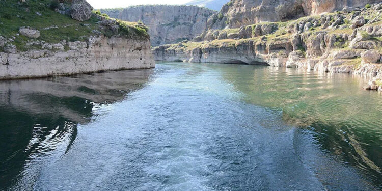 TSK ve Suriye Ordusu Fırat Nehri’ne Askeri Yüzer Köprü Kurdu